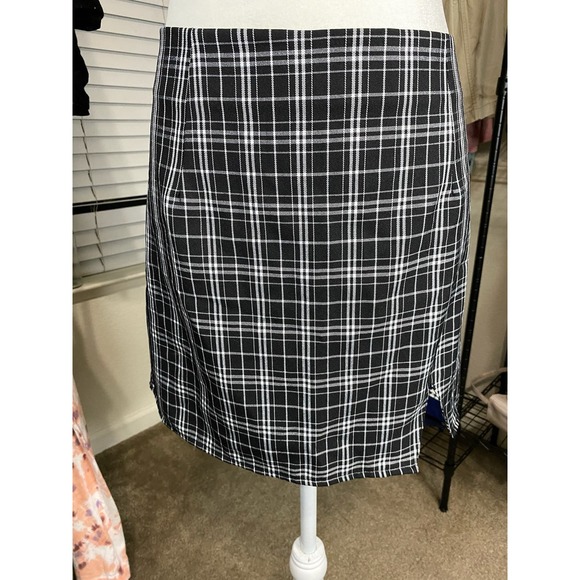 ROMWE Dresses & Skirts - Romwe size L 8/10 women black plaid front slit skirt 0720